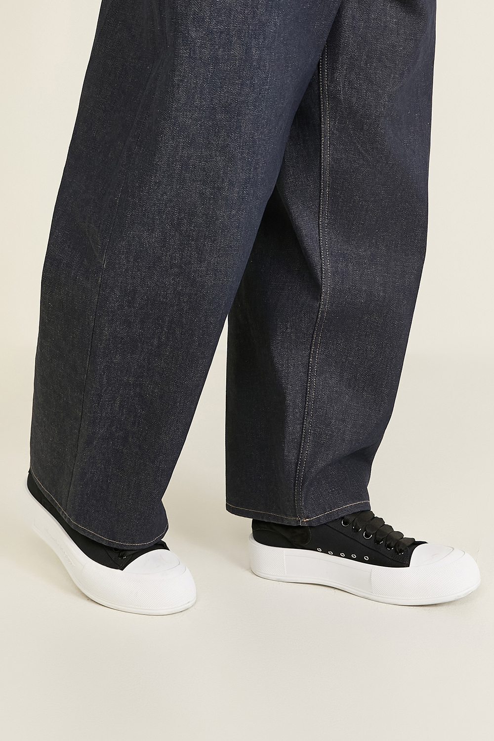 תמונת כל הלוק של נעלי סניקרס מעור וכותנה